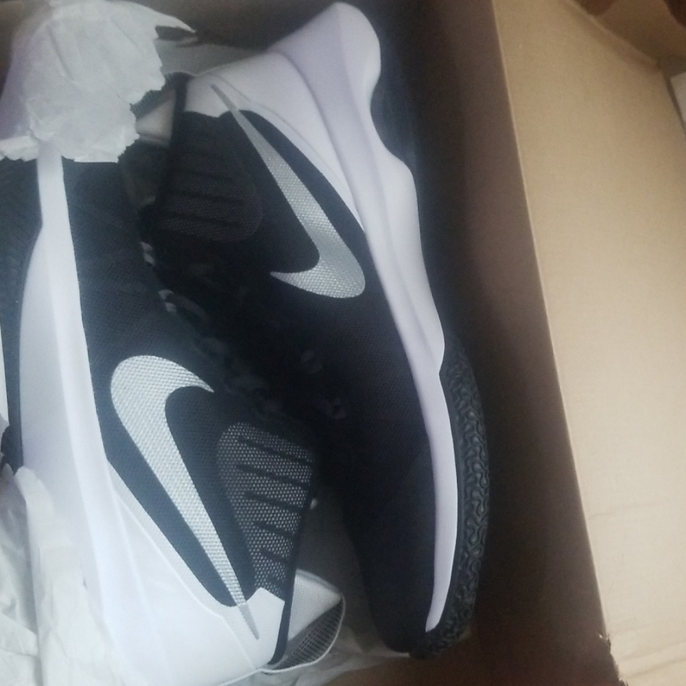 Nike Mens Air Versatile Basketball Shoe